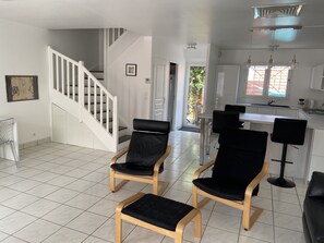 Rez-de-chaussé.
Salon et cuisine