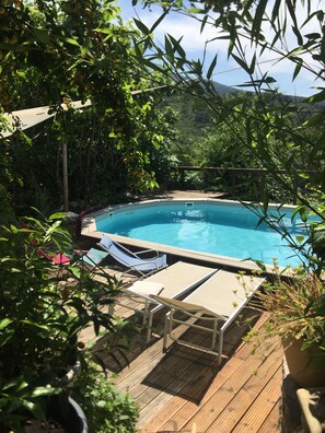 la piscine vue de la terrasse