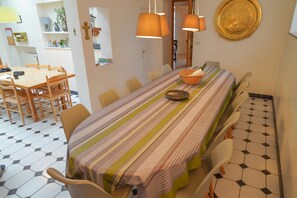 Salle à manger ouvert sur la cuisine avec sa table de plus de 3m et 12 chaises