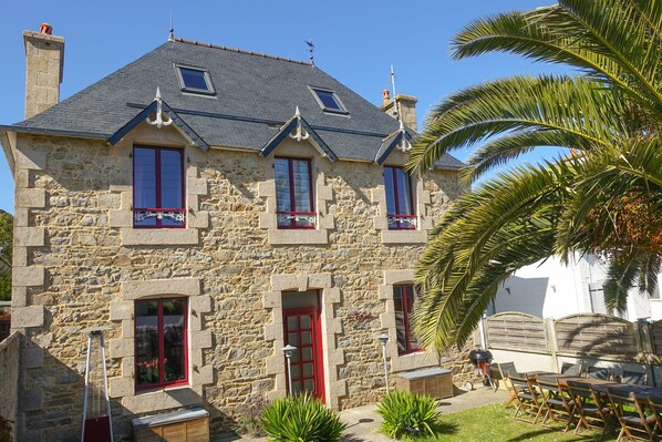 La maison avec son beau jardin clôturé plein sud