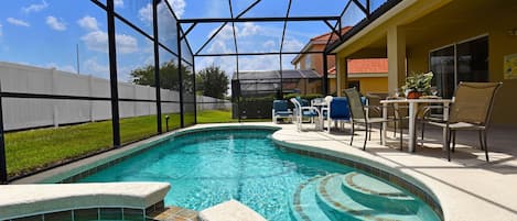 South-facing pool/Spa in the backyard