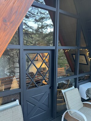 Enjoy the outside deck at tree canopy height, with river view. 💦 