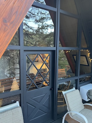 Enjoy the outside deck at tree canopy height, with river view. 💦