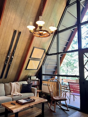Floor-to-ceiling windows gives a unique treehouse vibe. 🌲