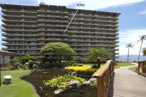 Unit 762 views ocean, courtyard and West Maui Mountains.