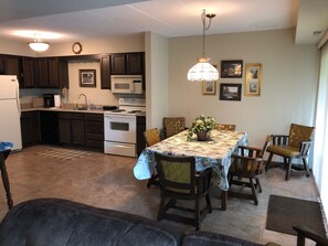 Kitchen/Diningroom