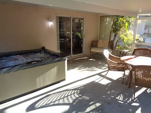 Relaxing screen room....with hot tub...