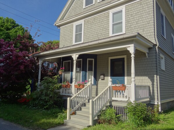 Welcoming you to Spindrift Cottage, on a quiet sidestreet in downtown Bar Harbor