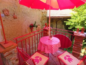 Private terrace just outside the kitchen. 
Breakfast in the sun!
