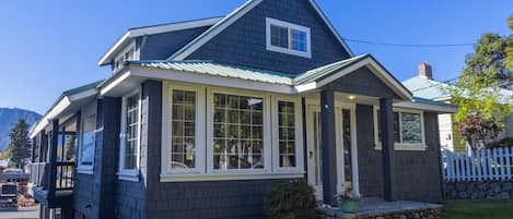 Comfortable Craftsman Bungalow 2 blocks from downtown Cle Elum.  