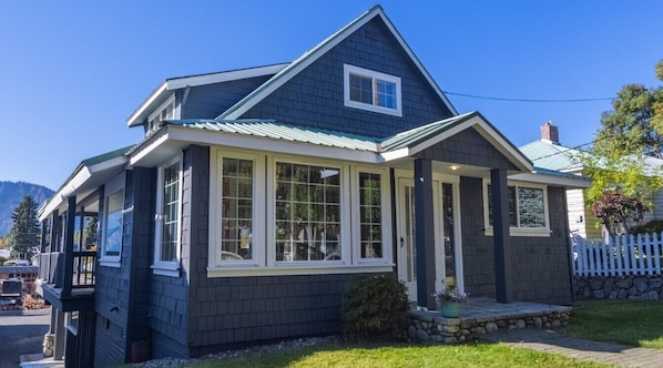 Comfortable Craftsman Bungalow 2 blocks from downtown Cle Elum.  