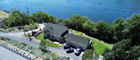 Bird's eye view of the Columbia River House and Cottage - right on the Columbia River!