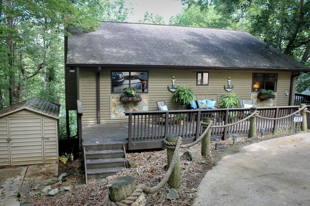 Lake Lanier Getaway North GA Mtns Beautiful Lake View Lots of Water Activities