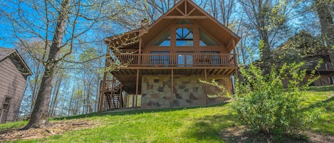 Pigeon Forge Cabin "Squirrels Nest" - Covered back deck 