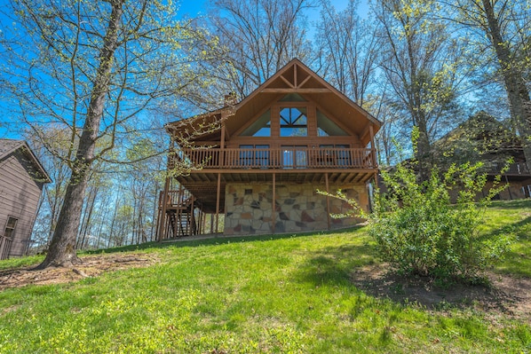 Pigeon Forge Cabin "Squirrels Nest" - Covered back deck 