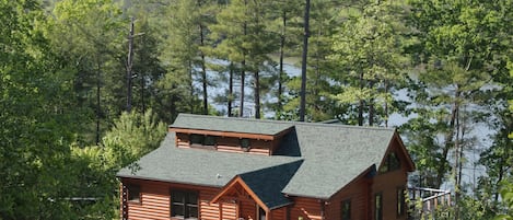 Welcoming View of Cabin and Lake