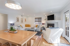 Main living room, open dining room, Smart TV, gas fireplace