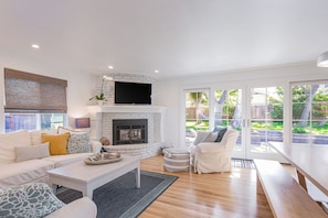 Main living room, Smart TV, gas fireplace