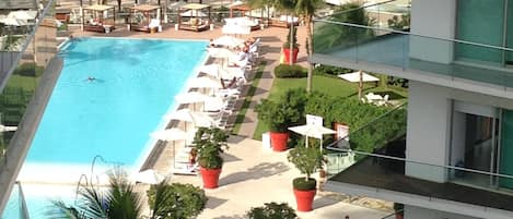 Huge pool and Beautiful beach