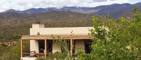 Nestled in the foothills of the Sangre de Cristos, 5 min to Santa Fe Plaza.