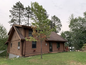 Main cabin has lake views, 2 porches(1 fully screened),3 levels, sleeps up to 11