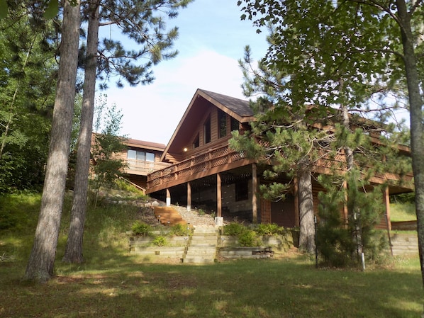 Luxury log home with additional apartment over the garage. Large lakeside lawn!