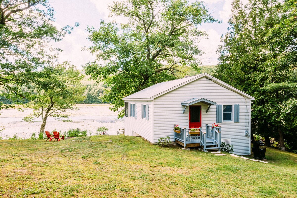 Charming cottage located on peaceful Lake Bomoseen