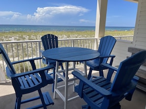 Gulf front relaxing and dining