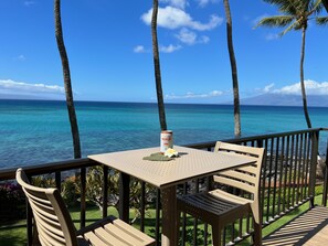 Great spot to relax & enjoy the ocean view. Morning coffee? Afternoon beverage?