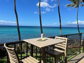 Great spot to relax & enjoy the ocean view. Morning coffee? Afternoon beverage?