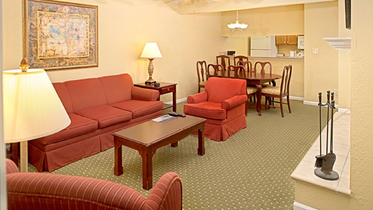 4BDRM~SLEEPS 12~ 2 LIVING RMS~ 2 KITCHENS~ 4 BATHRMS~INDOOR/OUTDOOR POOLS & MORE