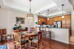 Dining room w/ seating for six