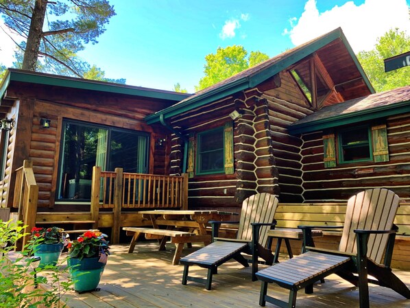 Beautiful lakeside log cabin with large deck overlooking lake