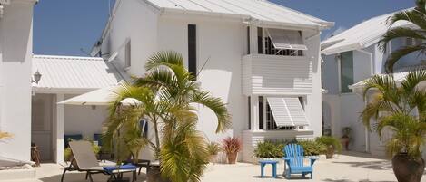 House and Pool, 2 Mango Court