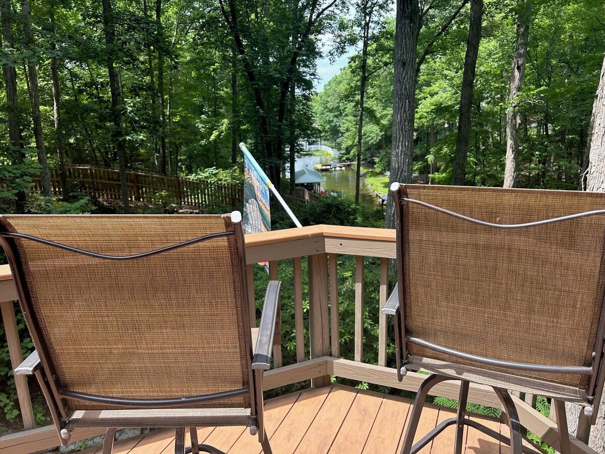Waterfront home on a quiet cove mid-lake! 4 kayaks, hot tub, and dog friendly!