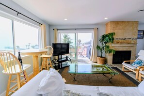 Comfortable living room with sit-down pier view - pull out queen size sofa bed