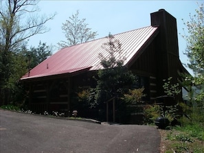 Only red-roofed cabin on the mountaintop.  Asphalt driveway; easy/clean entrance