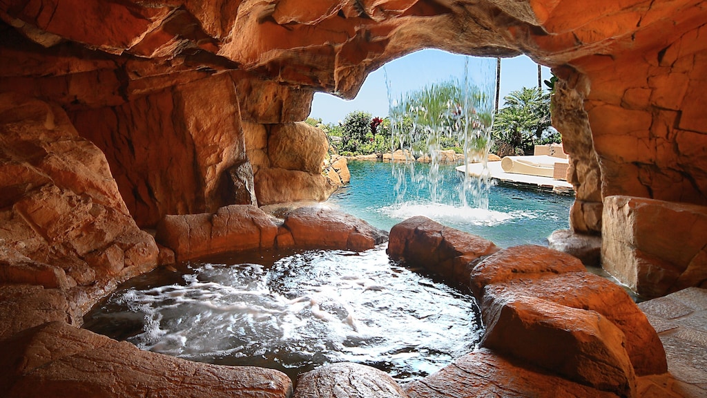 This spa grotto is the eye-catcher of the private pool of an Airbnb in Hawaii Island