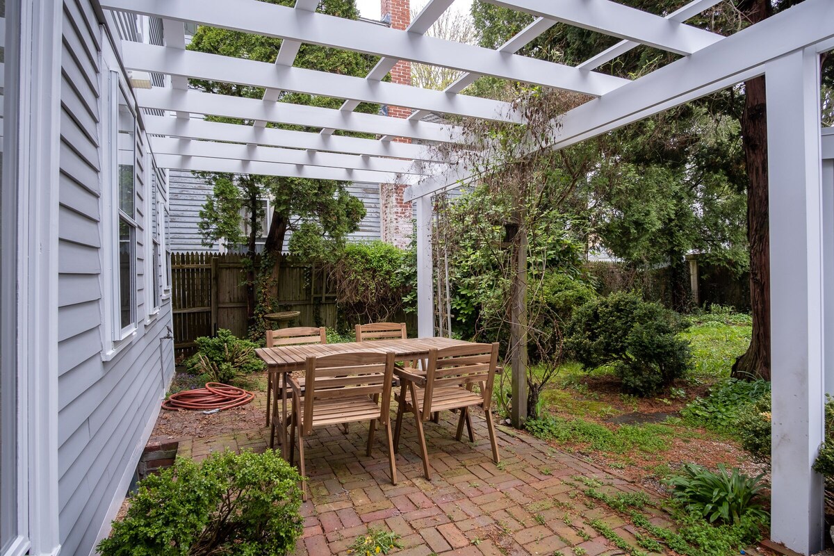 Newly renovated 3 bedroom/3 bathroom unit