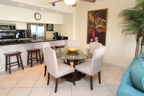 Dining & Bar Area