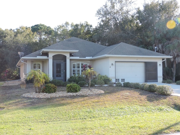 Beautiful, private house near all Florida has to offer.