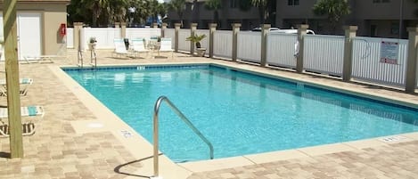 The pool in the center of the complex - Community pool gives plenty of space to soak up sun on high surf days!