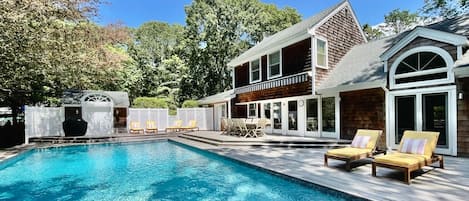 Stunning, large fast-heating pool; beautiful deck with plenty of lounge seating