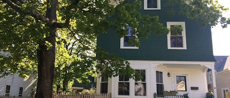 Newly renovated victorian home in the heart of Bar Harbor village. The Rockcairn