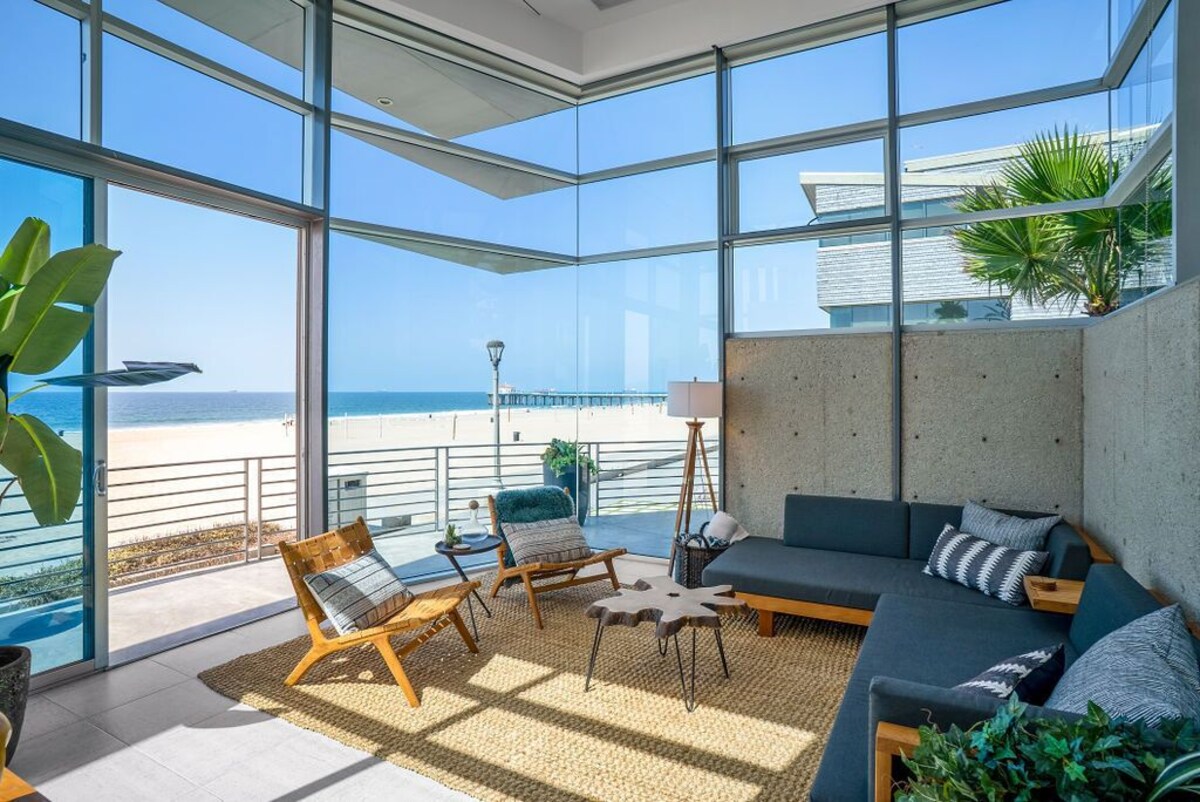 ★Sensational Beachfront Retreat on The Strand★ Bikes, Surfboards, Grill & More!