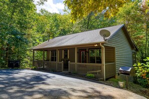 Pigeon Forge Cabin "Honeymoon Hideaway" - Parking area