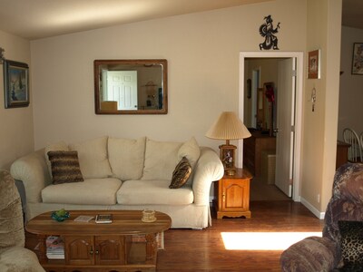 3bdrm/2ba Secluded & Convenient, 1 ac yard, 400mb/s wifi, perfect remote office 