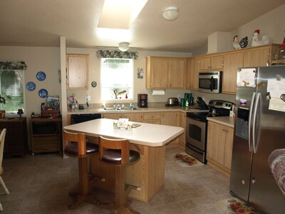 3bdrm/2ba Secluded & Convenient, 1 ac yard, 400mb/s wifi, perfect remote office 