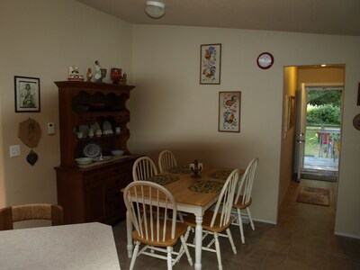 3bdrm/2ba Secluded & Convenient, 1 ac yard, 400mb/s wifi, perfect remote office 