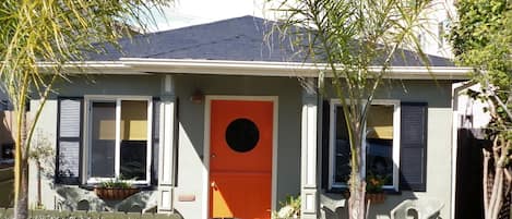 Front view of the Starfish Bungalow in Seal Beach 